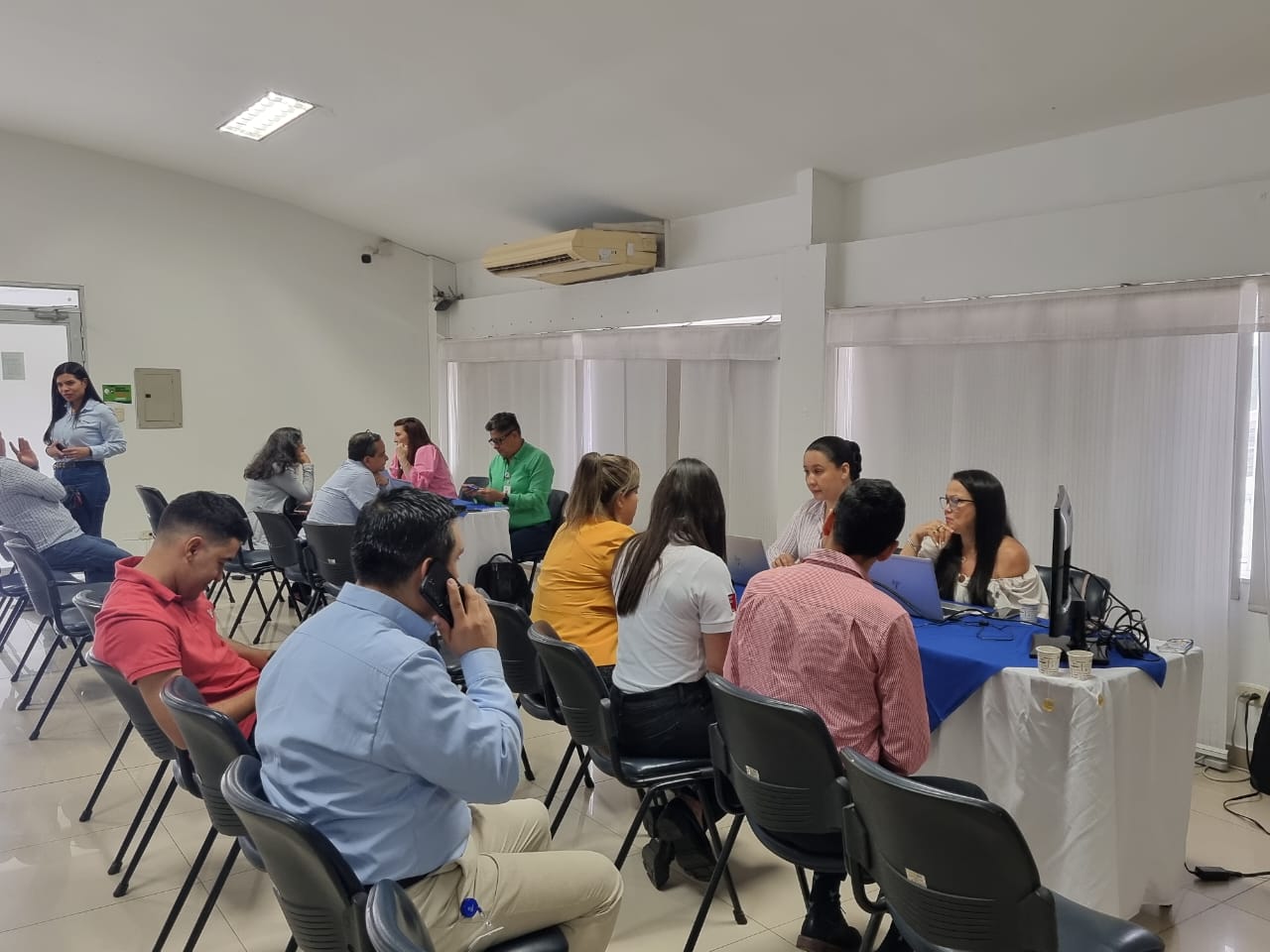 grupo de personas sentadas, proveedores y contratistas ESSA 